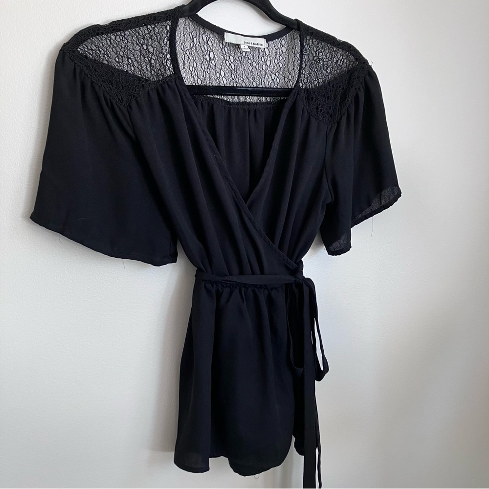 June & Hudson Wrap top with Lace